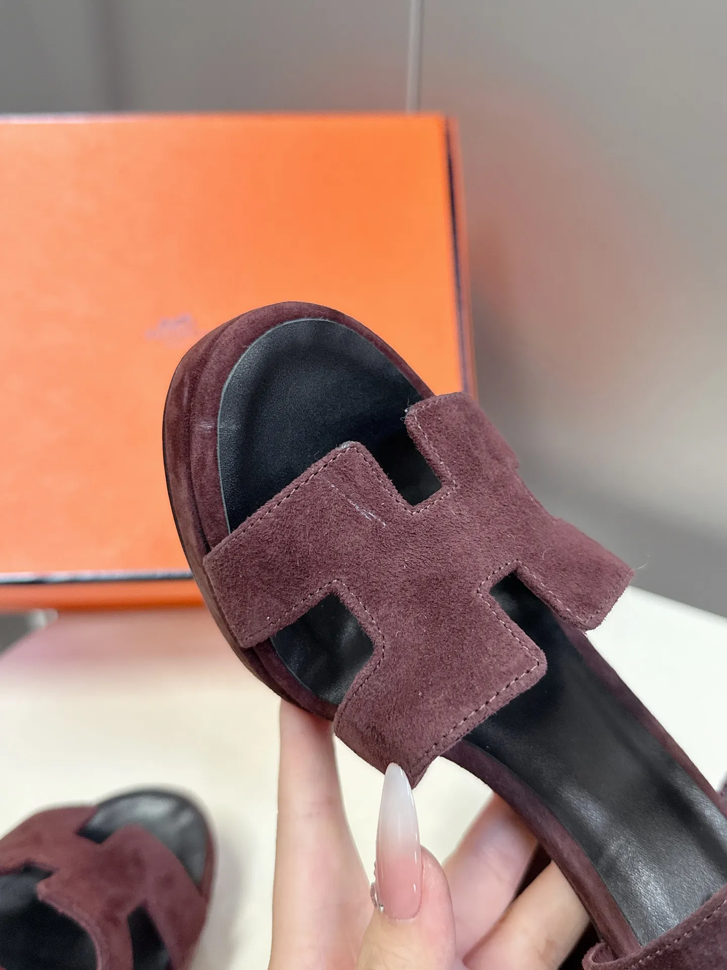 👟👟Ex-factory price 620👟👟 Hermès new spring and summer high-heeled sandals 🧡Upper: imported first-layer suede cowhide, mixed lambskin for feet, original leather outsole. You get what you pay for, genuine materials, whether it is leather, last shape, sole, or craftsmanship, all are consistent with ZP❗️ 🧡Suede high-heeled sandals, classic "H"-shaped upper with flexible ankle strap to highlight the slender ankle, about 9 cm high heels to reshape the body shape, genuine leather soles to enhance style, simple and smooth design, creating a fashionable and feminine look.  🧡Size: 35-39 yards (40 can be customized with no return or exchange) 🧡Color: multi-color 🧡Heel height: about 9 cm at the heel and 2 cm at the bottom